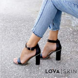 Mixing high heels and jeans means a stylish outfit perfect for a “business  casua... | Scribe Professional