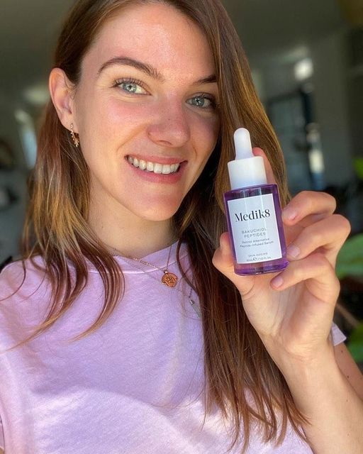 Read more about the article BRIGHTER SKIN?
–
@huidtherapieomniderm gets her glow with Bakuchiol Peptides.
–
…